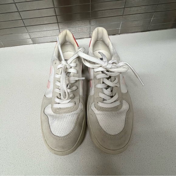 Veja Sneakers - Picture 4 of 8